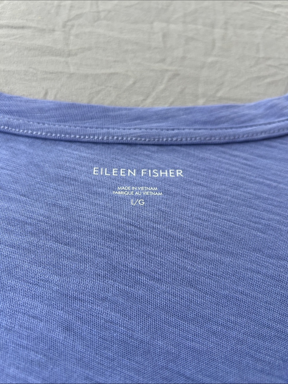 Beautiful lavender v-neck t-shirt - Picture 2 of 3